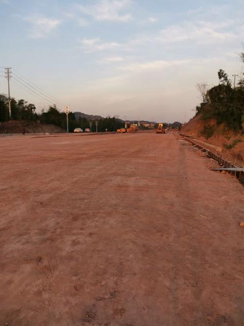 今天,縣城至清水湖旅游公路起始段,路基平整工程開始了!